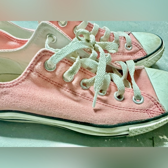 Women’s pink Converse size 8 - Picture 3 of 12